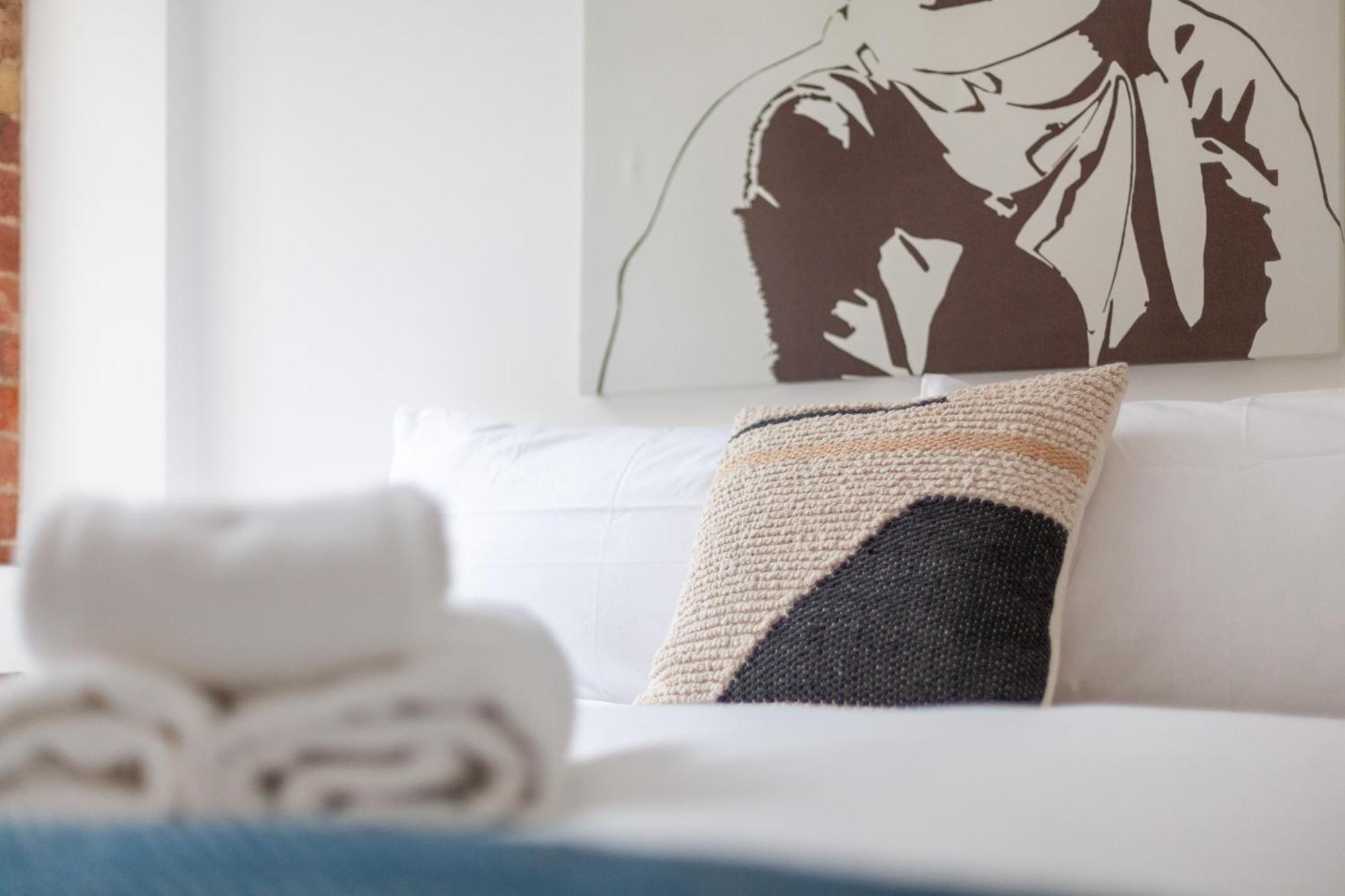Elegance & Chic Design - 2-Bedroom Haven 런던 외부 사진