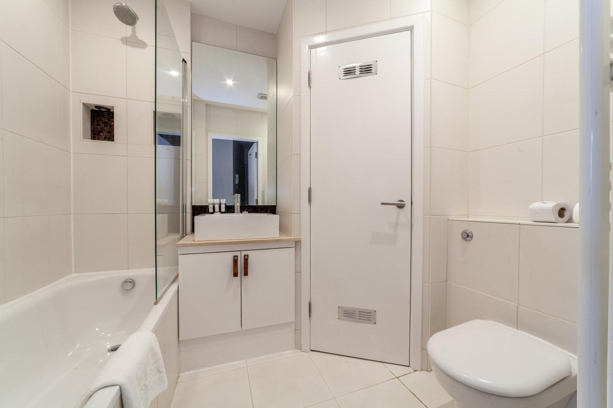 Elegance & Chic Design - 2-Bedroom Haven 런던 외부 사진