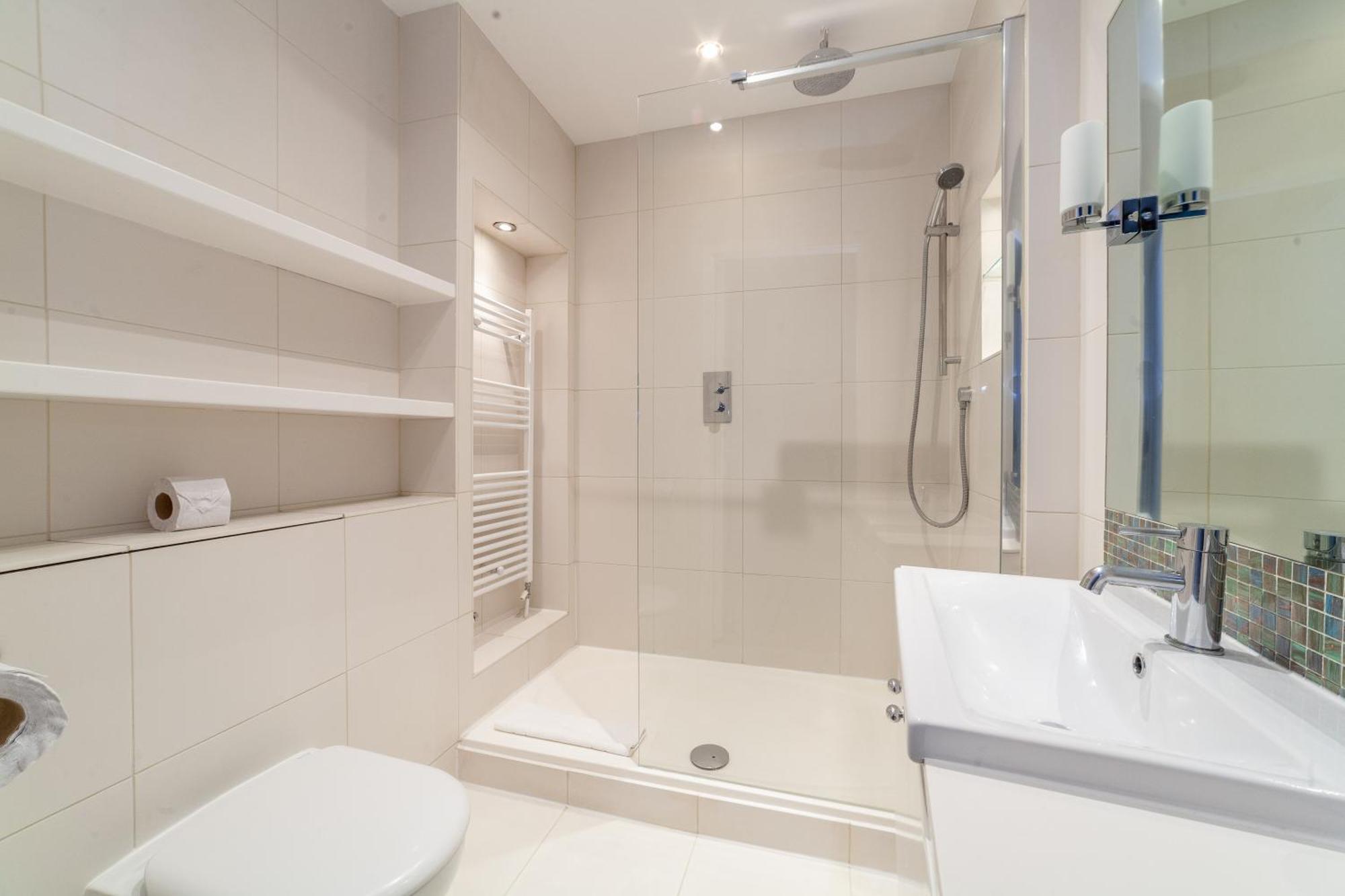 Elegance & Chic Design - 2-Bedroom Haven 런던 외부 사진