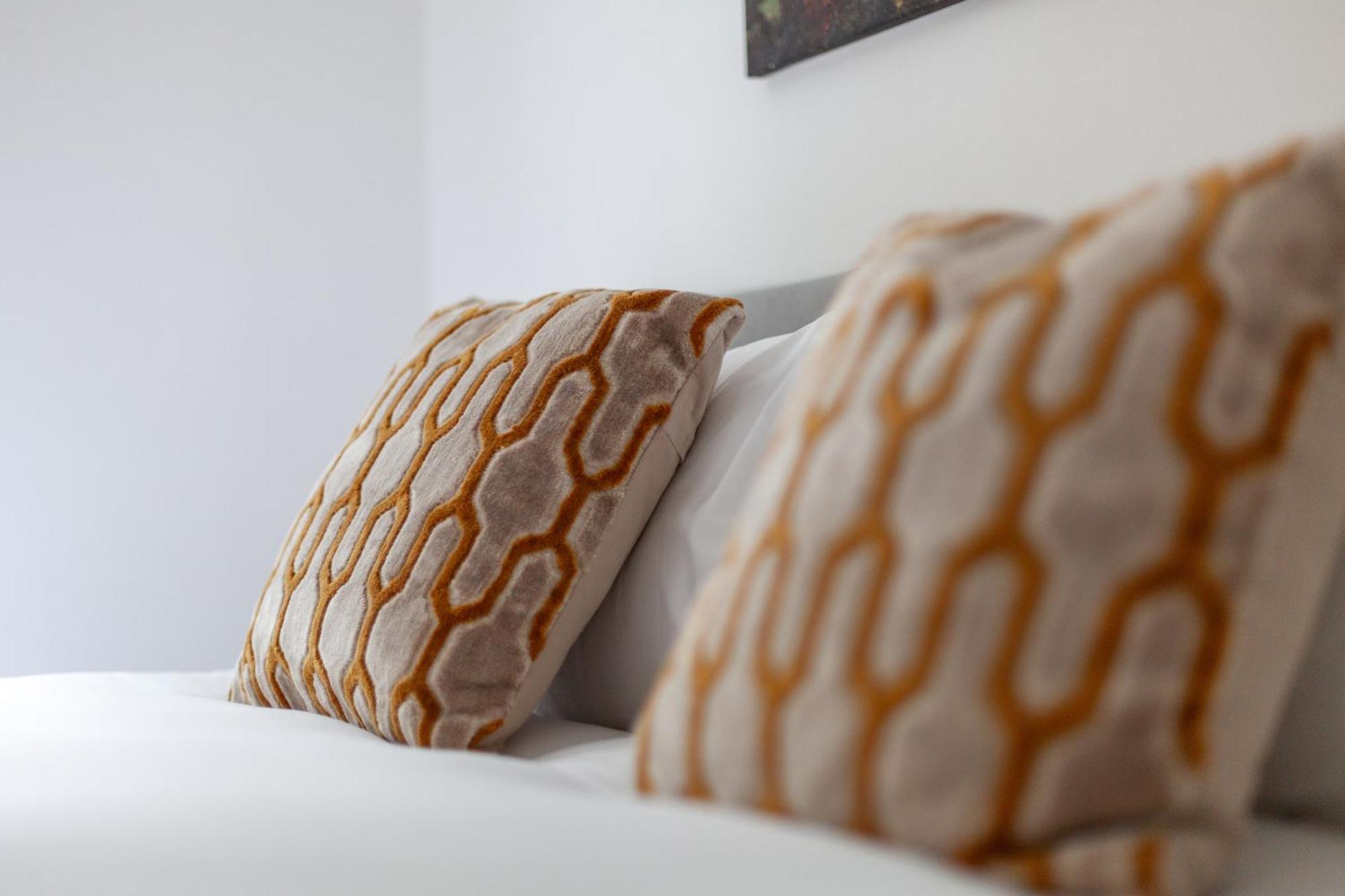 Elegance & Chic Design - 2-Bedroom Haven 런던 외부 사진