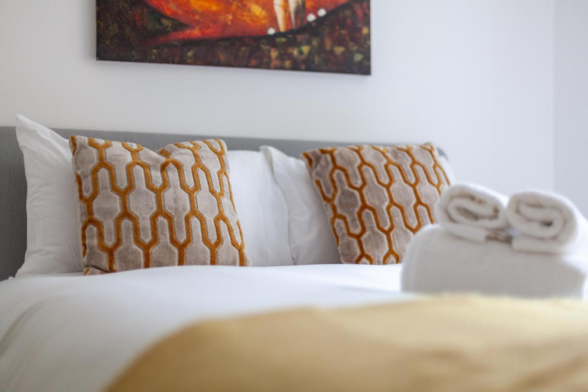 Elegance & Chic Design - 2-Bedroom Haven 런던 외부 사진
